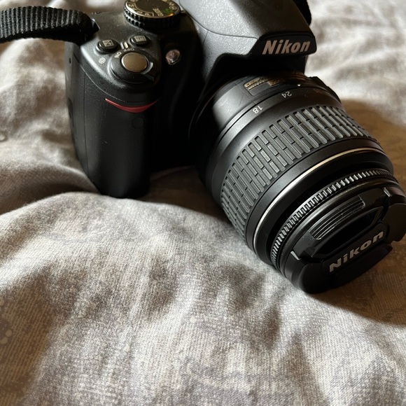 Nikon D3000 Camera - Picture 5 of 7